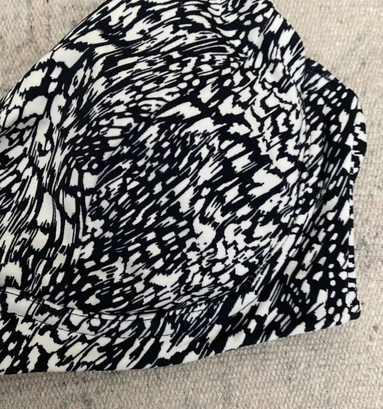 Athleta Sz 32 B/C Bikini Swim Top Black White Print Wide Strap Underwire