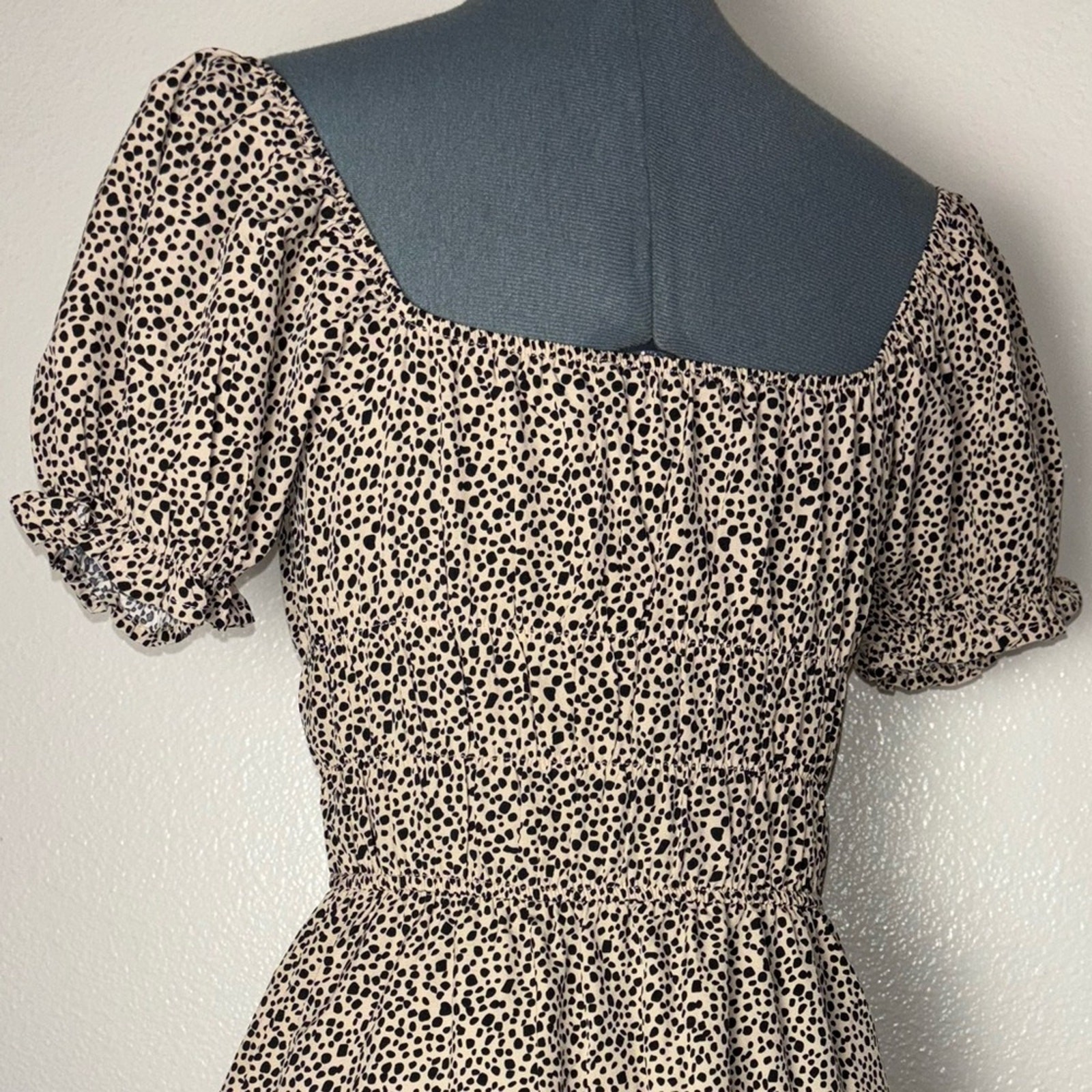 Hesperus mini tiered dress square neck short sleeves Woman’s small tan, black