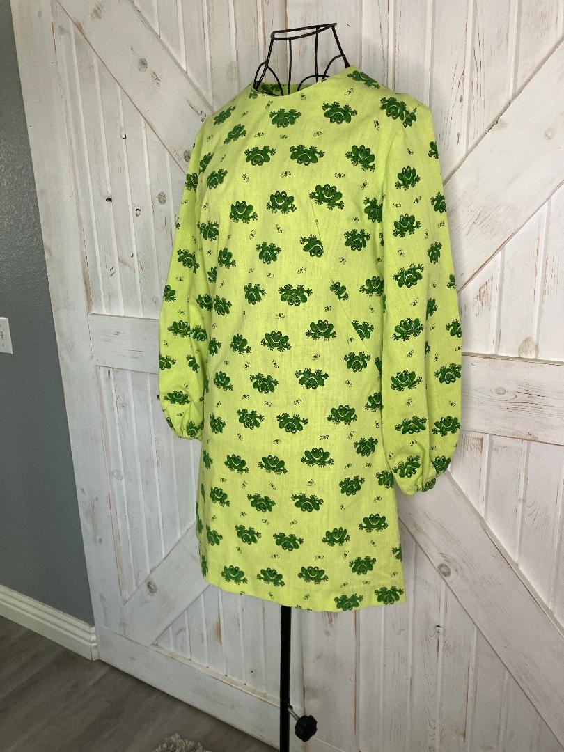 60’s Vintage Handmade Green Frog Novelty Print Gogo Go Go Twiggy Mini Dress
