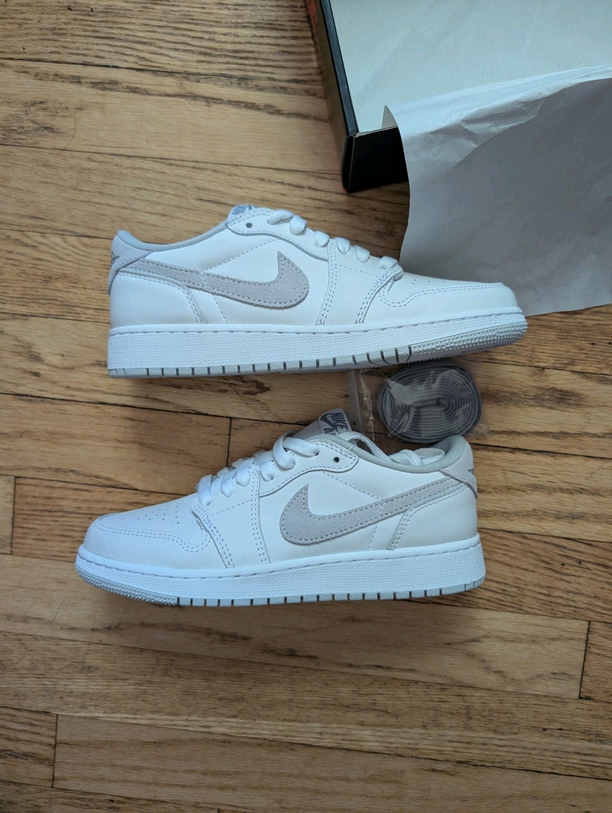 Air Jordan 1 Low Og GS Size 5y (6.5 Womens) Particle Grey Neutral Grey