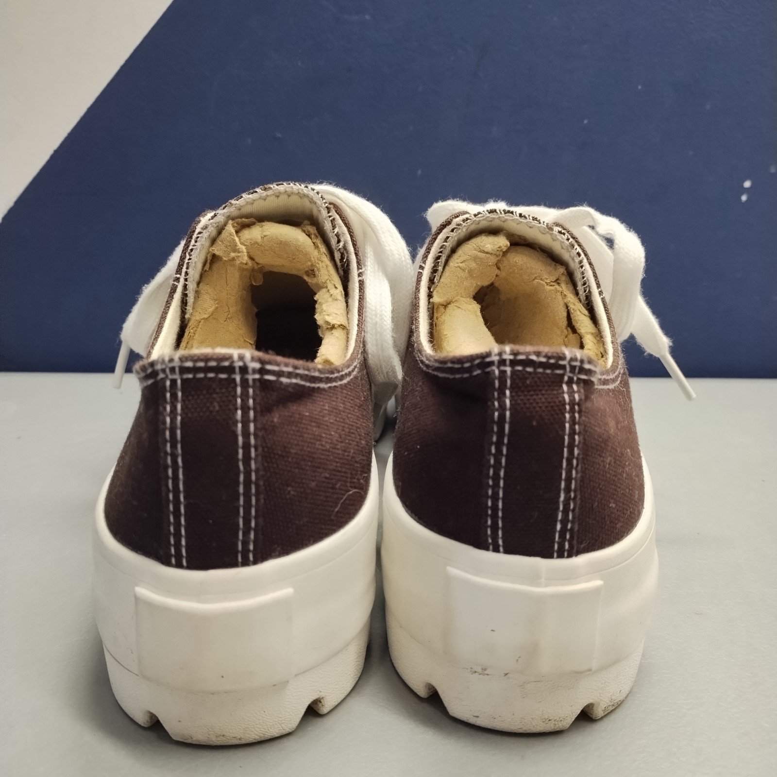 Cushionaire Vasco Platform Sneakers Womens 8M Brown White Upper Fabric Lace Up