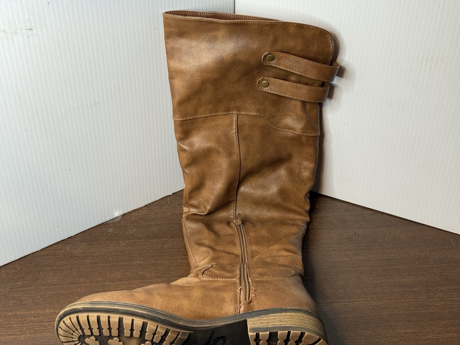Women’s brown leather boots… Size 7… 20 inches long… Low heel… Look fantastic!
