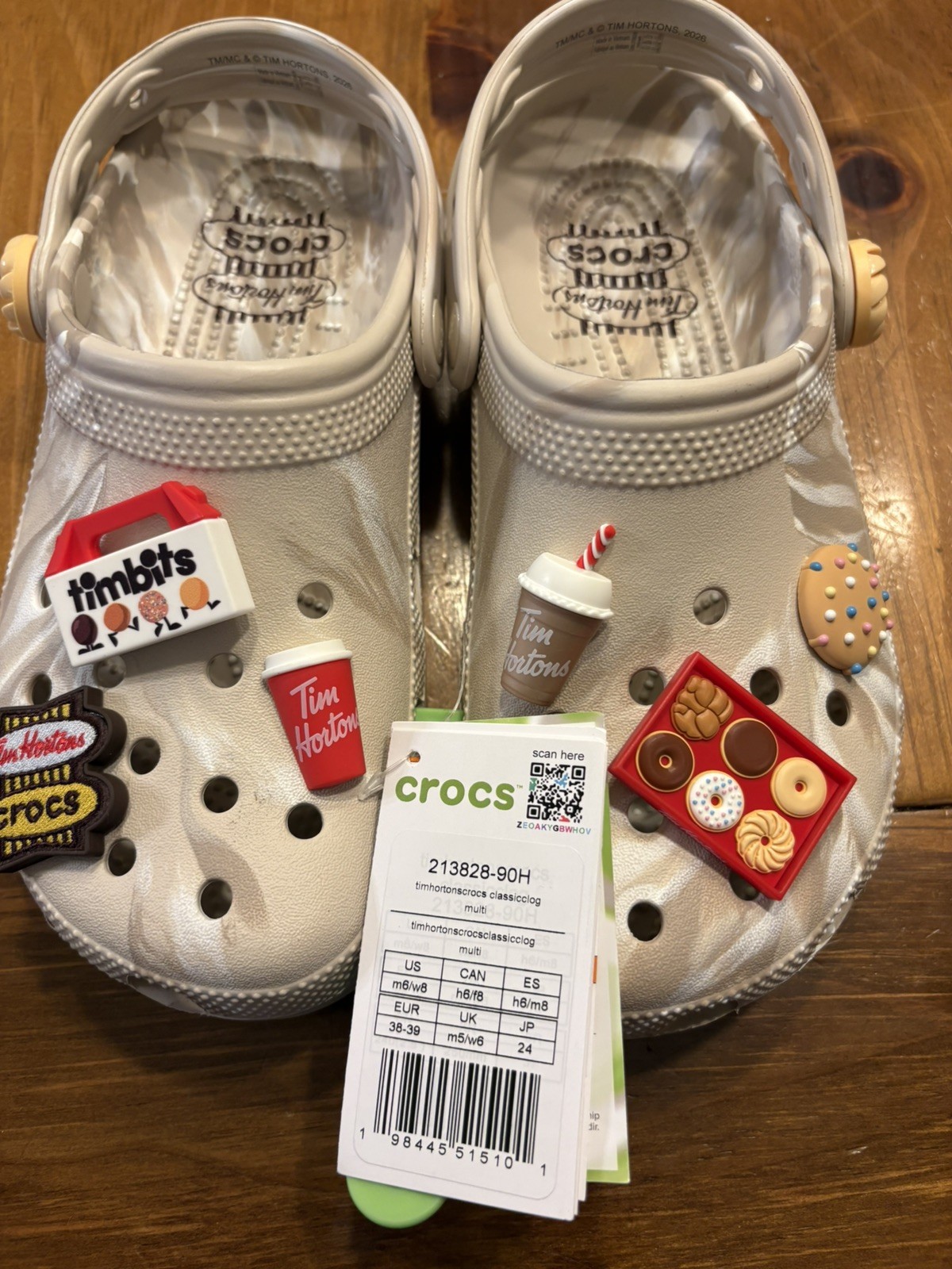 Size 8W 6M Tim Hortons Crocs Iced Capp Swirl Limited Edition 6 Charms SIZE 8W,6M