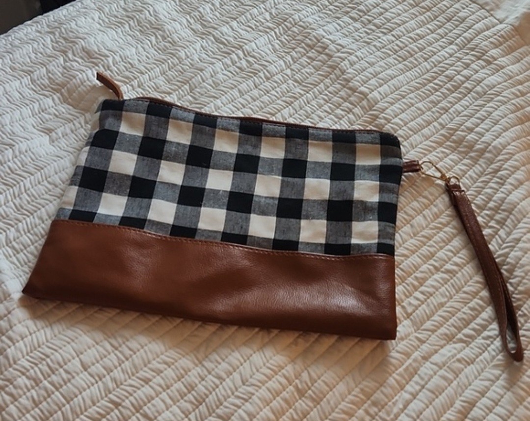 Black White Checkered Zip Wristlet Clutch w/ Brown Strap, Gold Hardware