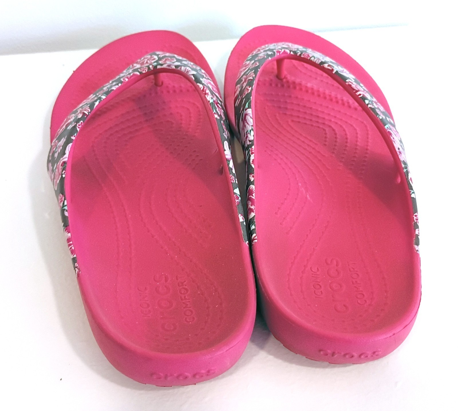 Crocs Women’s Kadee II Sandals flip flops pink with floral print, sz 8