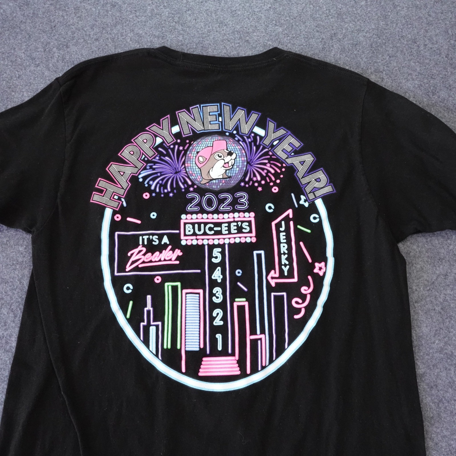 Buc-ee’s Happy New Year 2023 Black Graphic T-Shirt Mens Medium Neon Disco Beaver