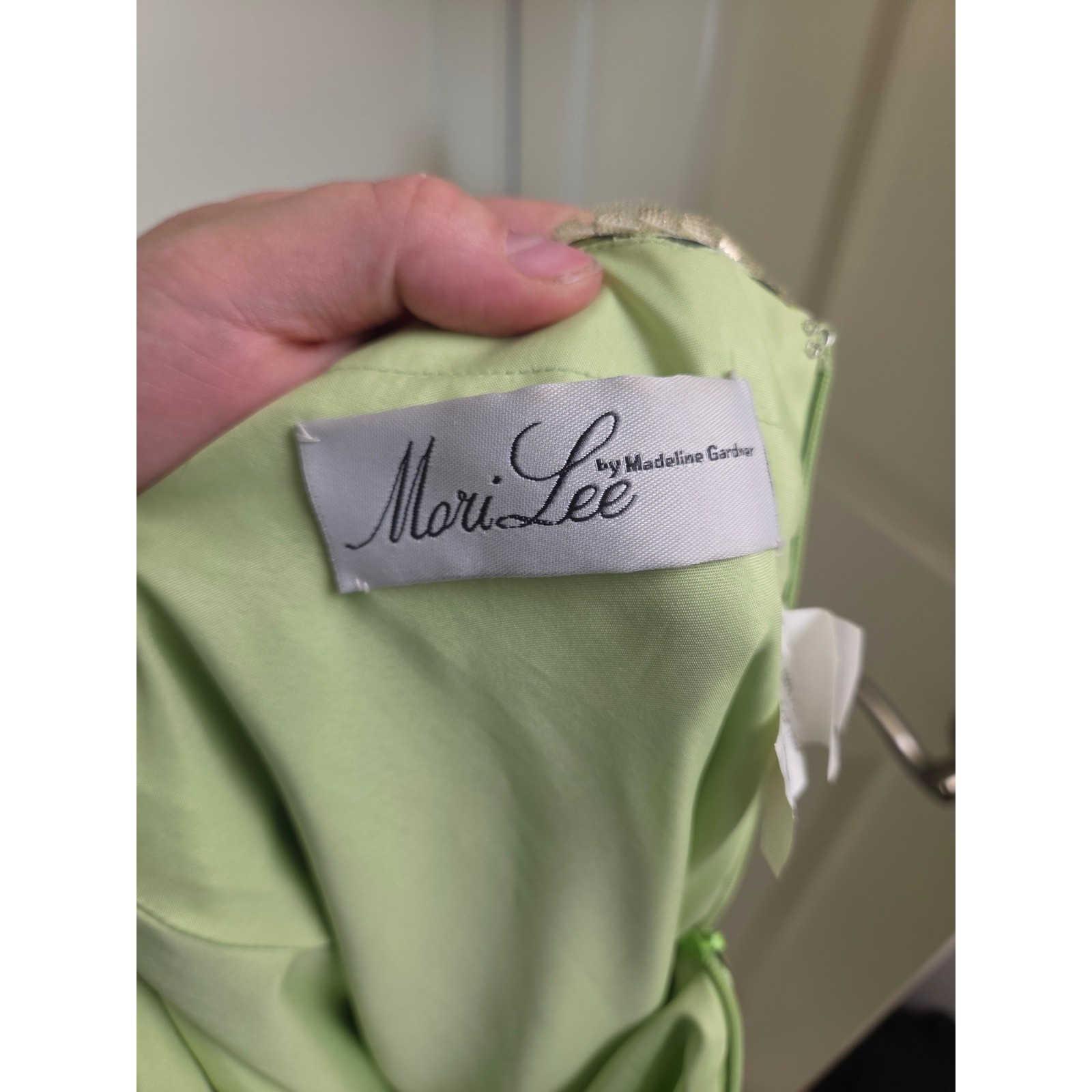 Mori Lee Madeline Gardner Green Silk Beaded Keyhole Formal Gown Dress Size 1/2