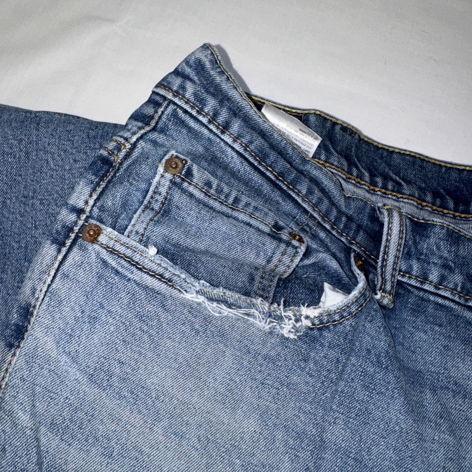 Levi’s 550 Men’s Relaxed Fit Jeans – Stonewash Blue Size 38×34 Thrashed