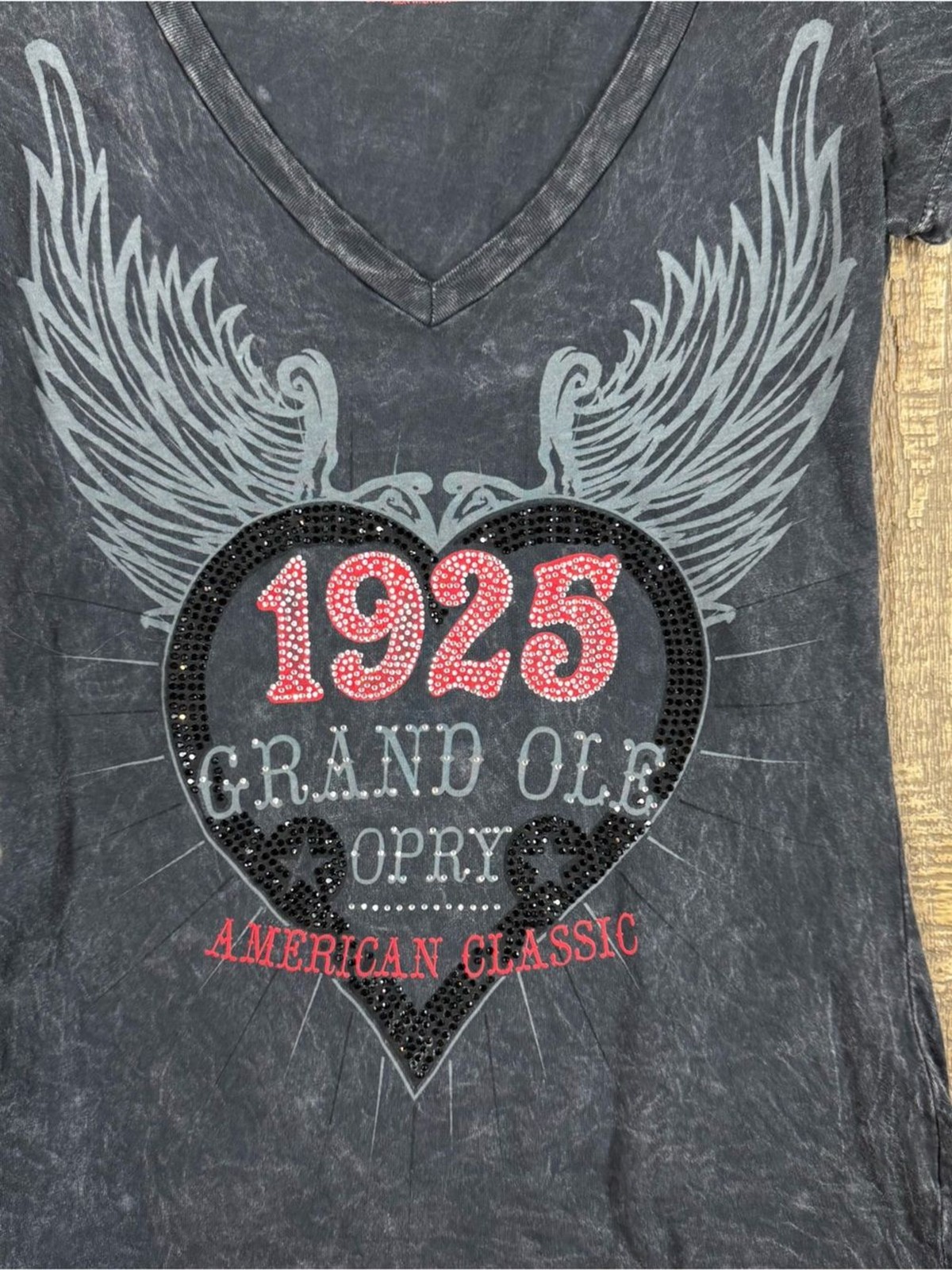Grand Ole Opry 1925 Winged Heart Graphic V-Neck Tee – Small