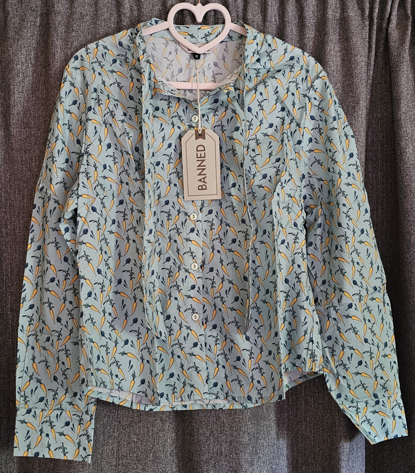 BANNED Green Winter Vegetable Carrot Womens Blouse. Size M/12. Tie Neck. BNWT