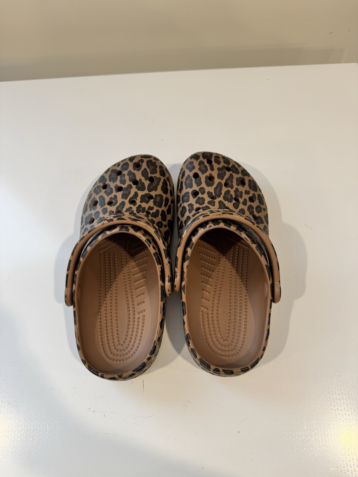 Crocs Cheetah Leopard Classic Clogs Unisex W6 / M4 LIKE NEW