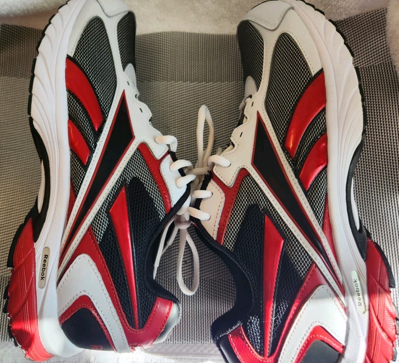 Reebok Men’s Size 10.5 ~ Reebok Sneakers Pheehan Run Leather Mesh Red Black
