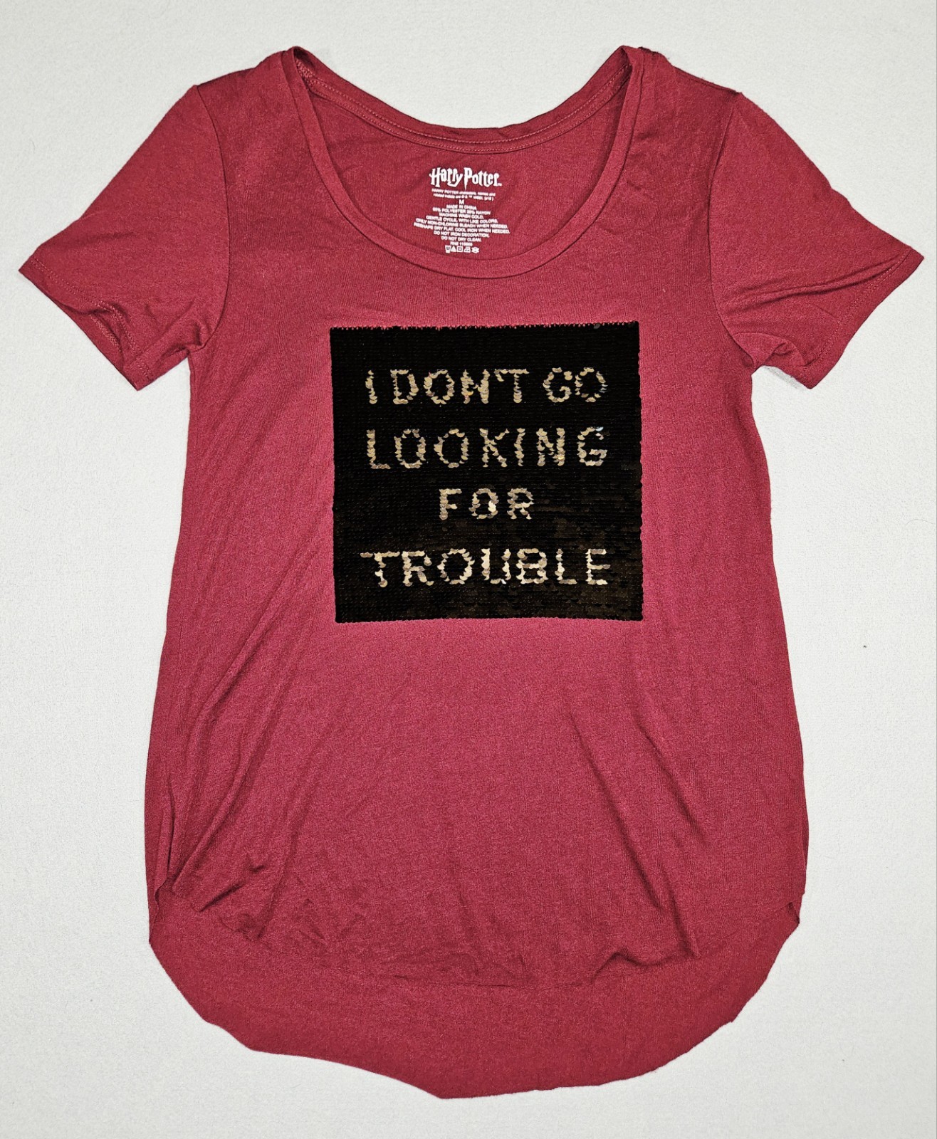 Harry Potter “I Don’t Go Looking For Trouble” Sequin Graphic T-Shirt Women’s Med