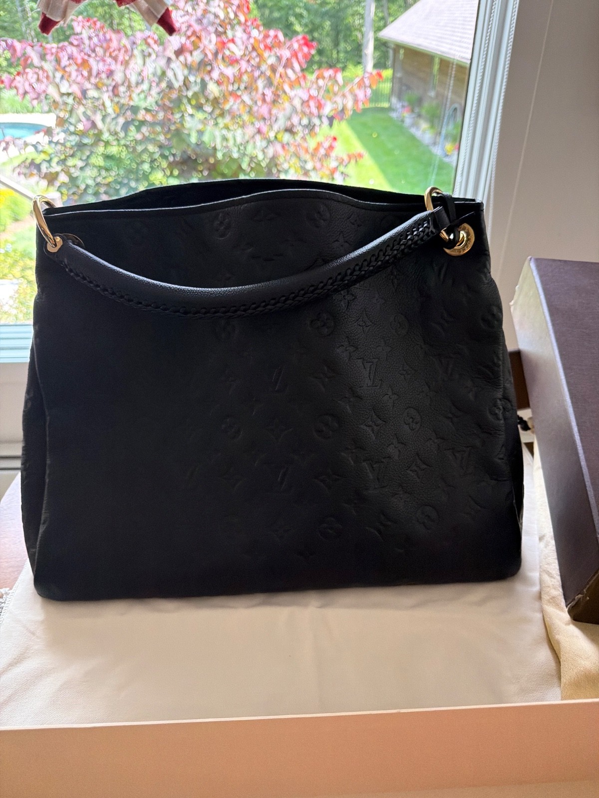 Louis Vuitton Artsy Shoulder Bag MM Black Leather