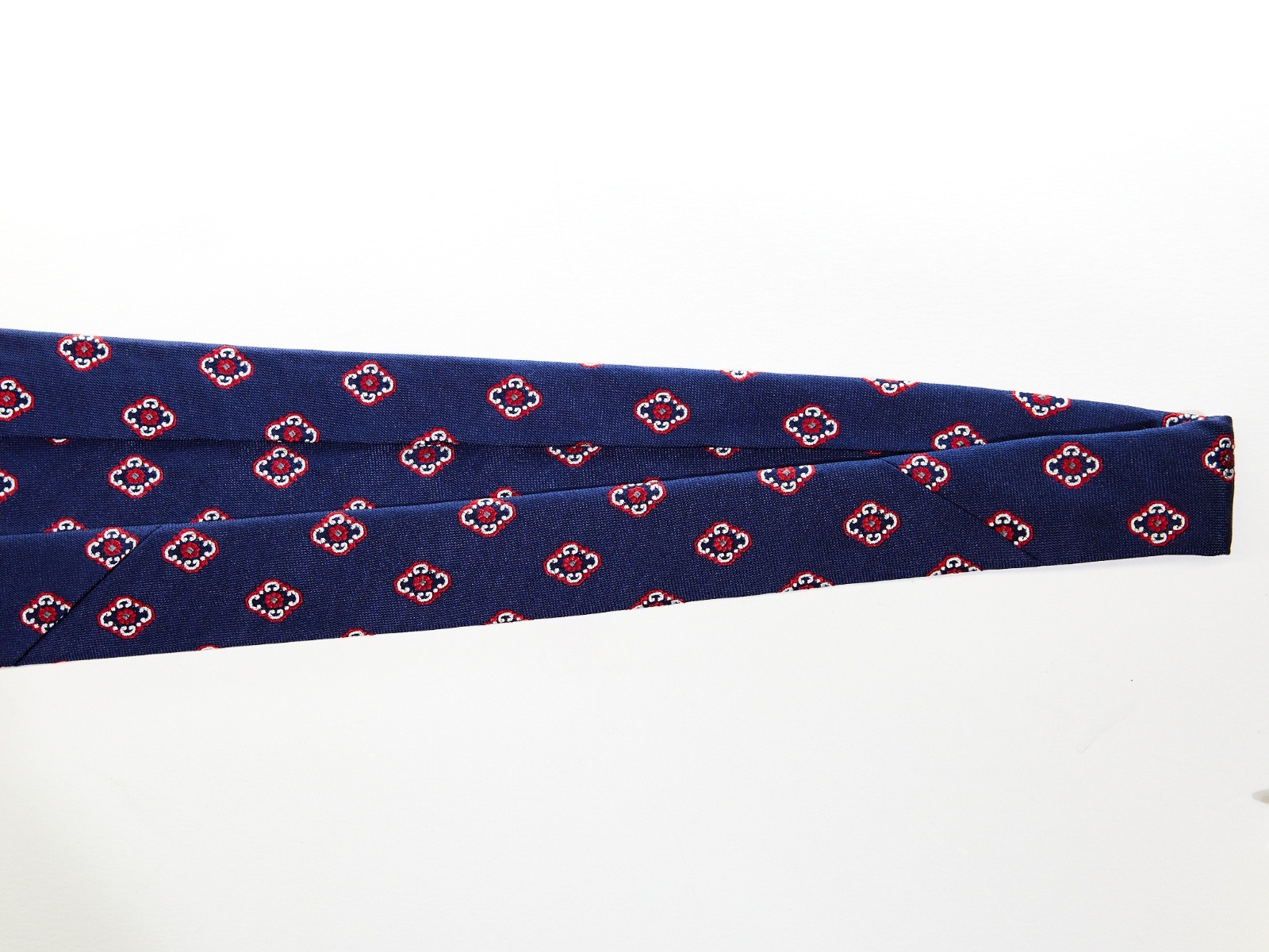BIGI CRAVATTE Men’s 100% Silk Tie BLUE w/ RED MEDALLIONS 59″ x 3.25″ USED T22