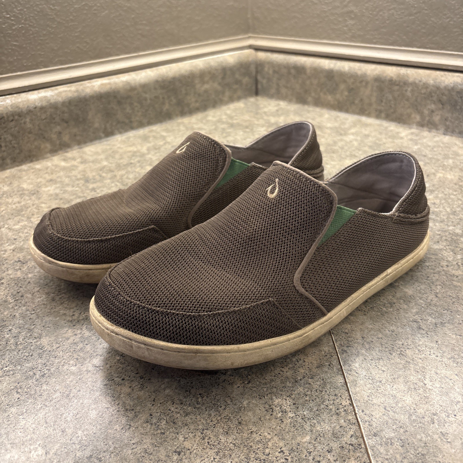 OluKai Men’s Nohea Mesh Brown slip-on shoes Men’s Sz 9 Good Condition
