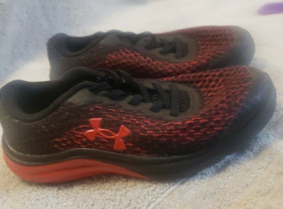 UNDER ARMOUR BPS Kids 11k Liquify Rebel AL Red Black Shoes NO TIE