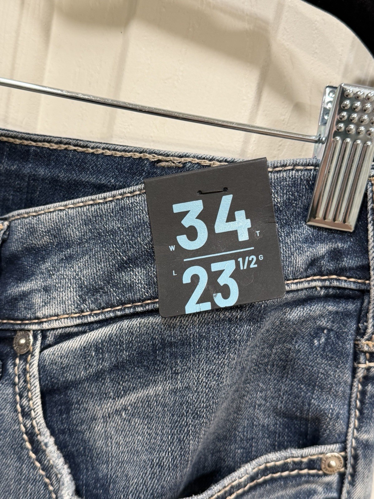 Silver Jeans Co. Suki Curvy Mid Rise Blue Medium Wash Distressed Capri Jeans