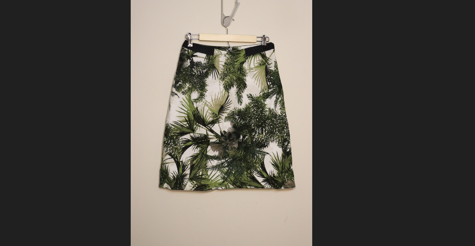 Worthington knee-length skirt, white and green fauna palm branches, Size 8