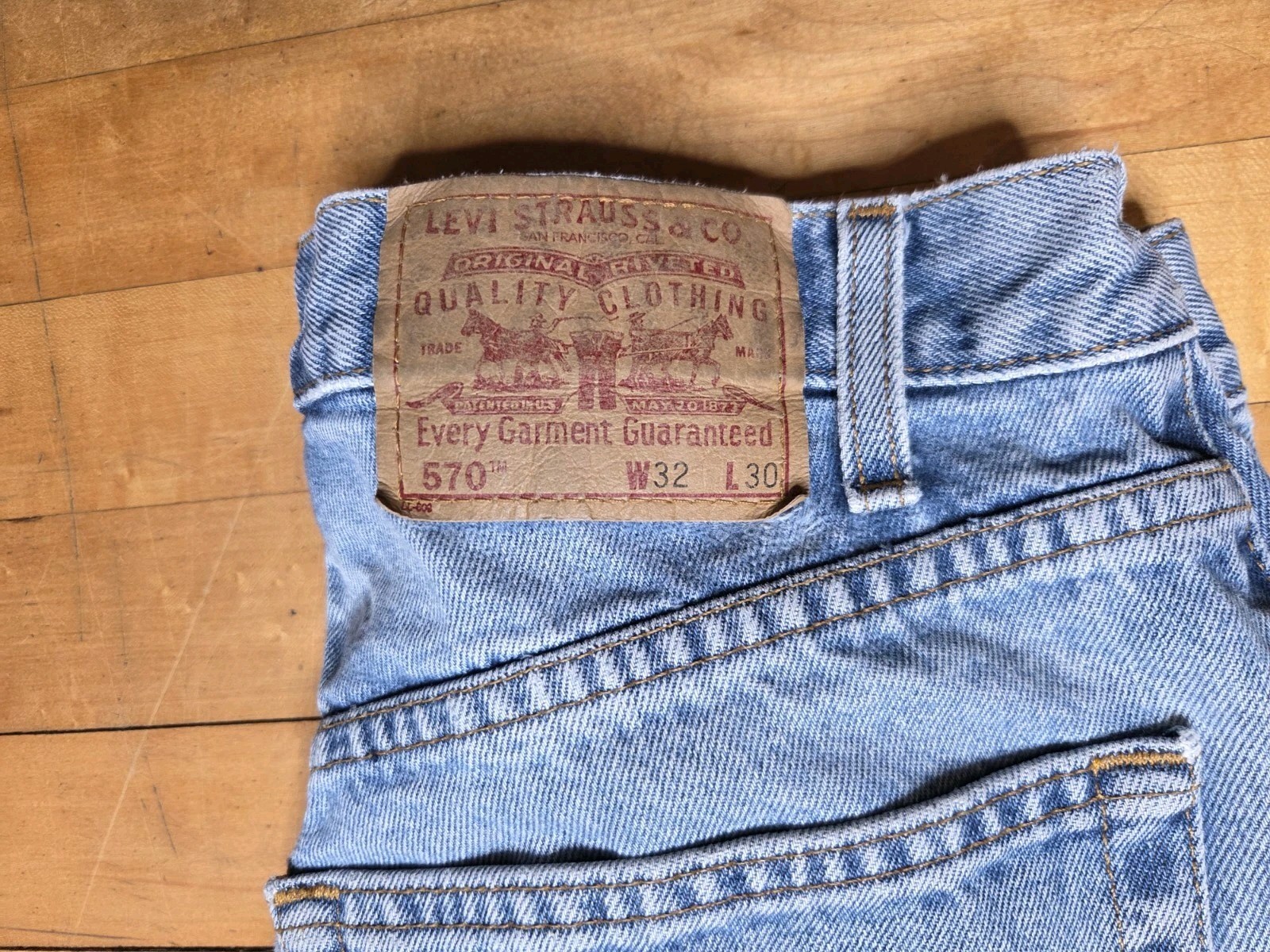 Vintage Levis 570 Jeans Mens 32×30 Light Wash Baggy Fit Tapered Leg Denim 90s
