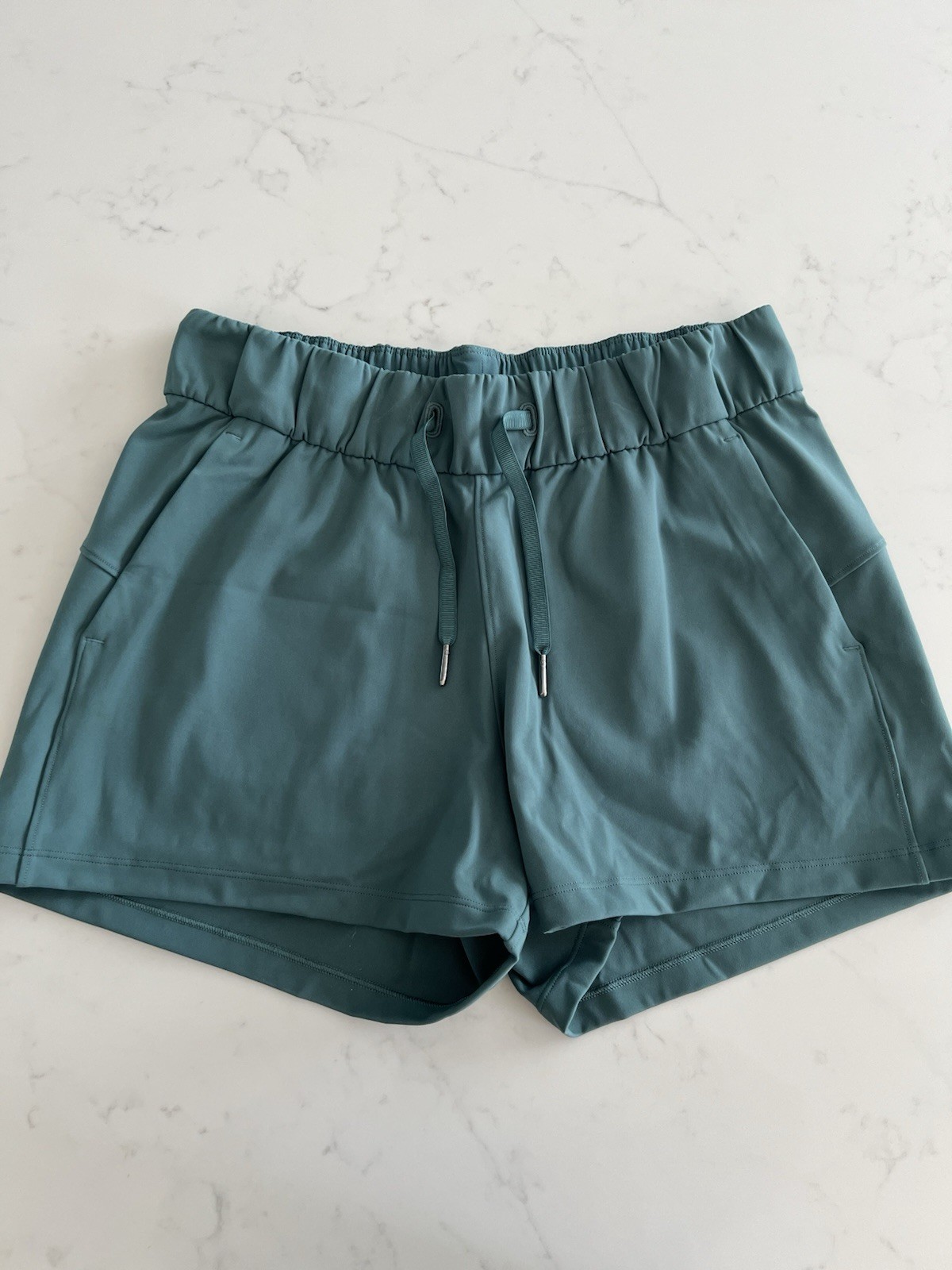 Lululemon On the Fly Shorts Green Smoke 2.5” Inseam size 6 Luxtreme