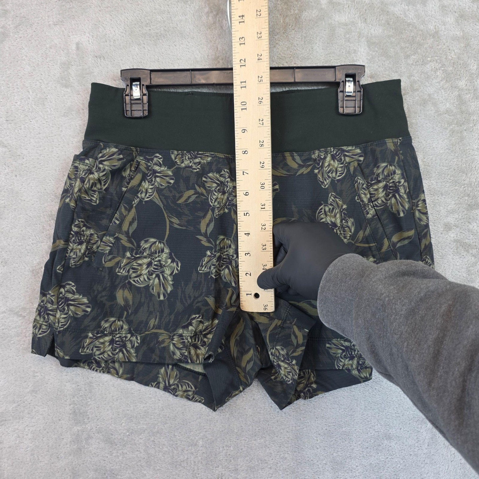 Athleta Shorts Womens 10 Green Trekkie North Printed 3.5 In Hiking Zip Pocket
