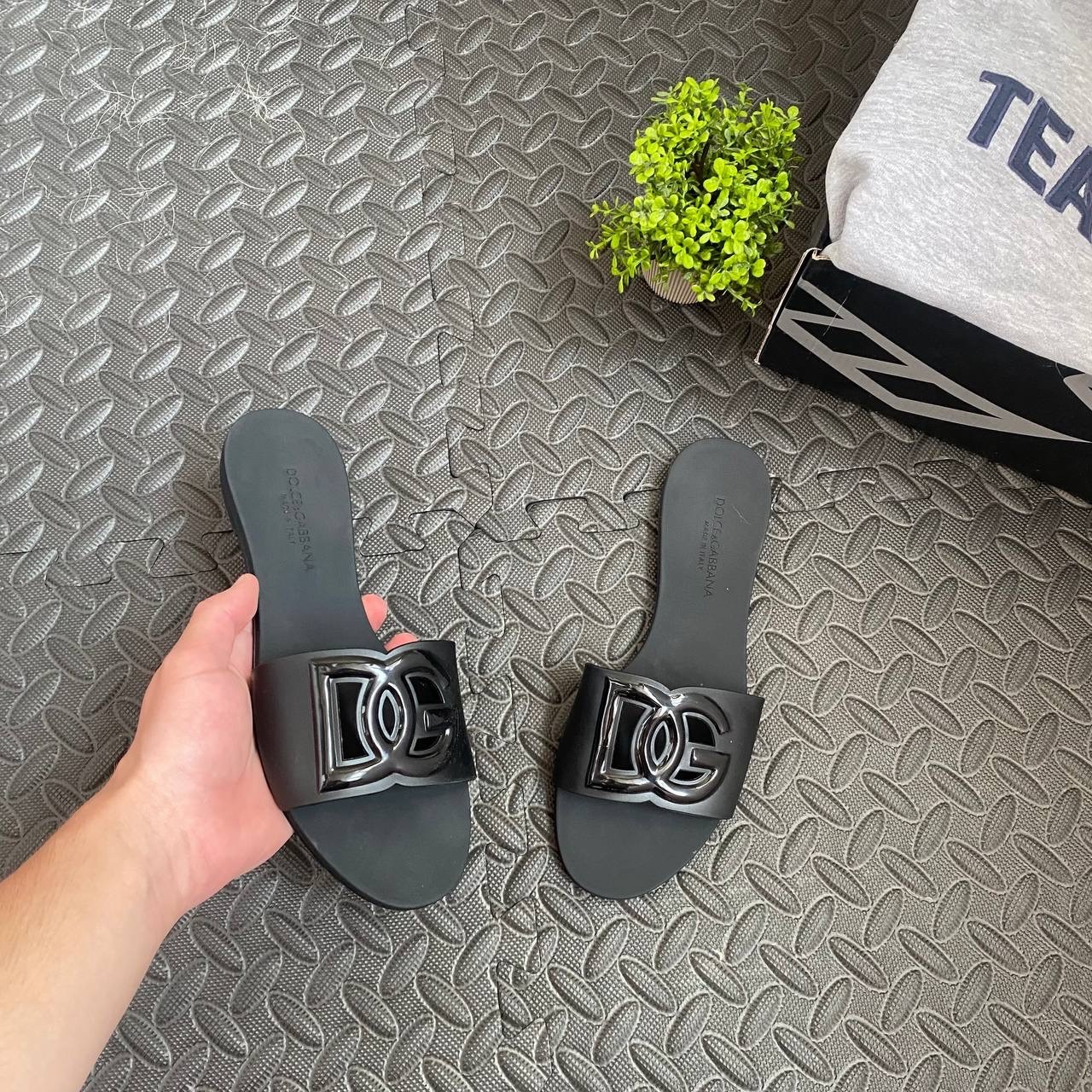 Dolce & Gabbana Bianca DG Logo Slides Sandals Black Leather 39