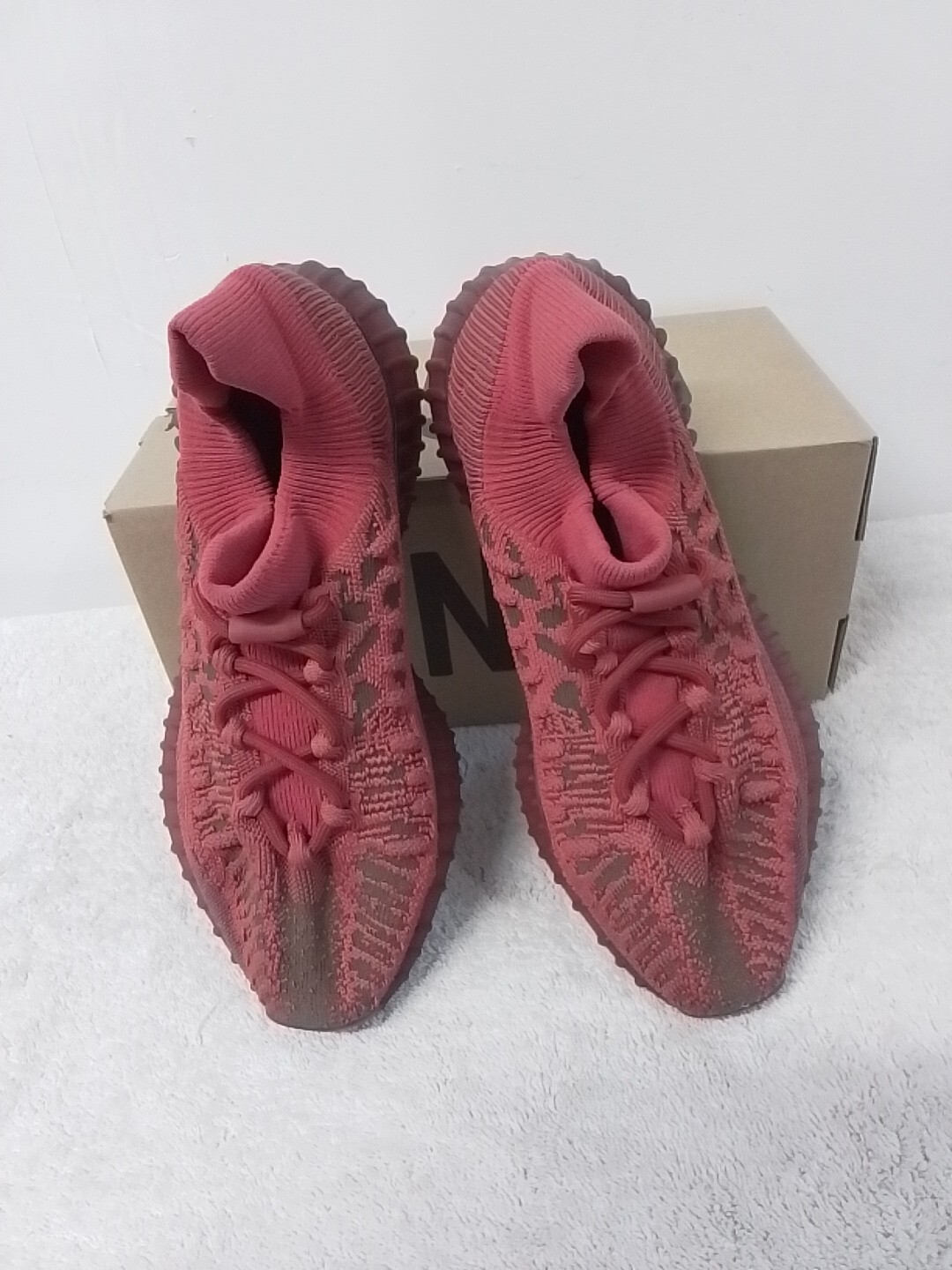 Size 9 Men’s Adidas Yeezy Boost 350 V2 CMPCT Slate Red Lace Up Sneakers Shoes