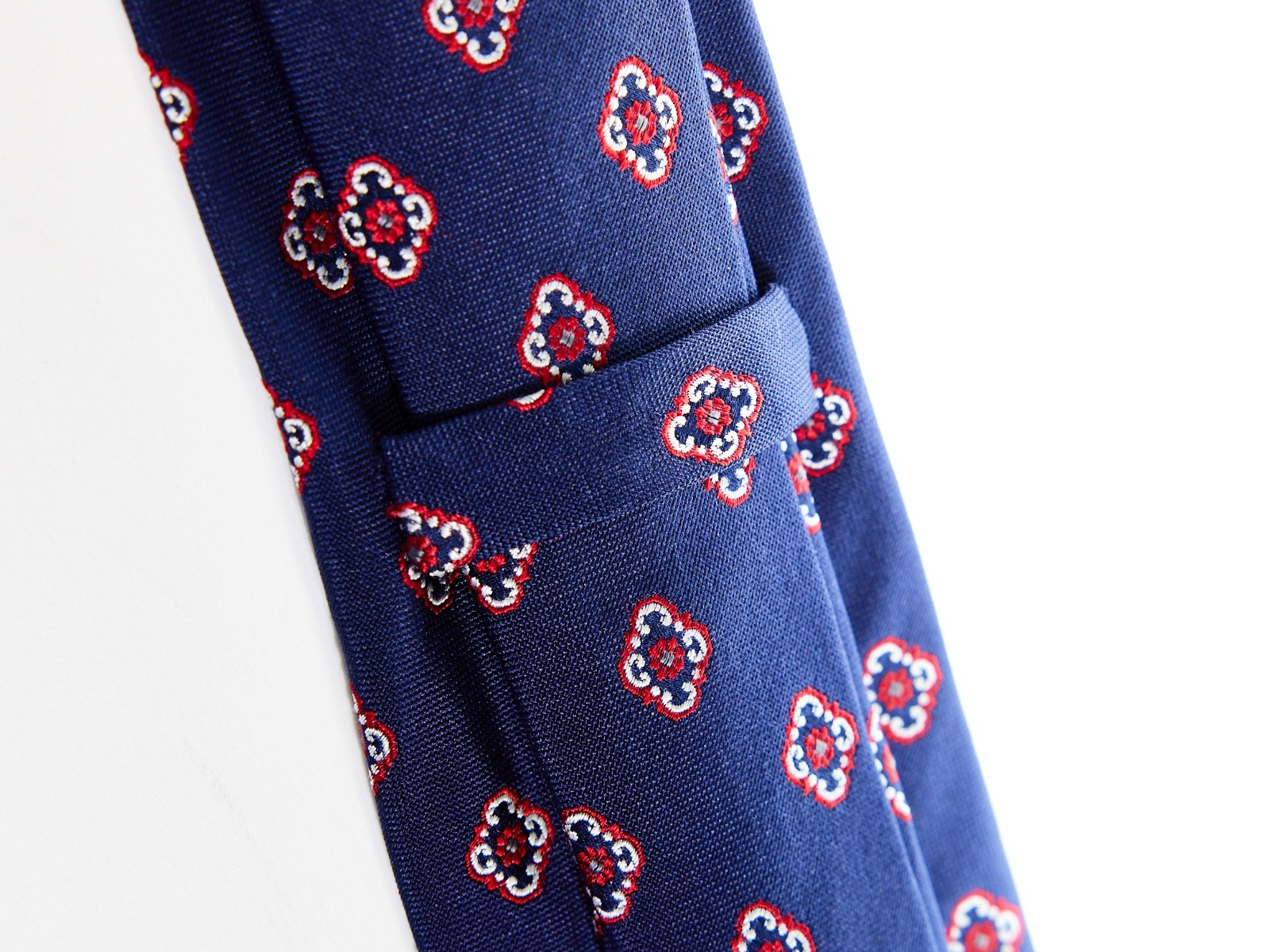 BIGI CRAVATTE Men’s 100% Silk Tie BLUE w/ RED MEDALLIONS 59″ x 3.25″ USED T22