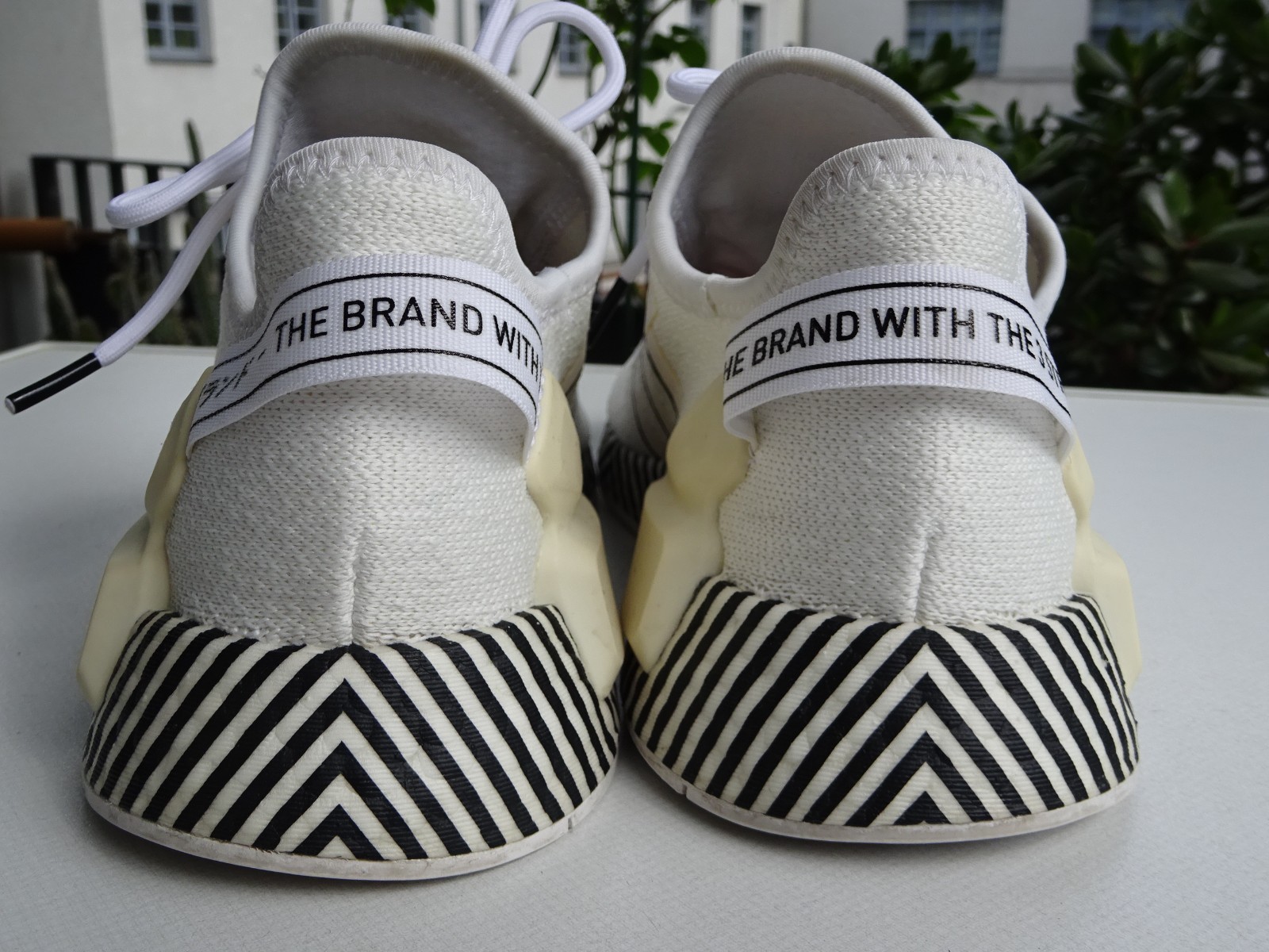 Adidas FY2108 NMD R1 V2 Dazzle Pack Cloud White trainers size 37 1/3 (UK4.5) for new