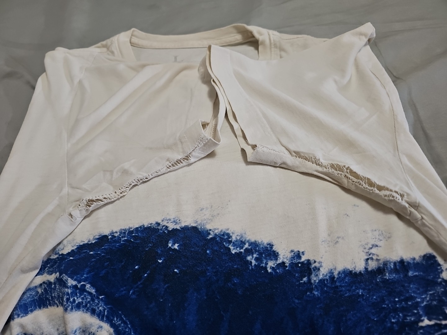 True Love & False Idols Painted Feel Muscular Wave Rider Distressed Tshirt L