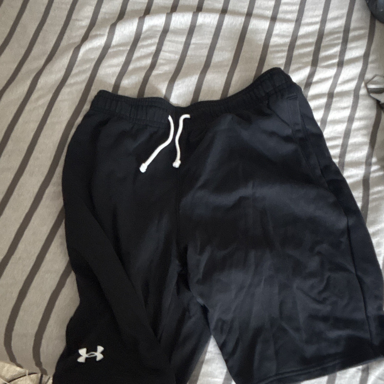 Under Armour Men’s Black Athletic Shorts M 9″ Inseam Drawstring Elastic Waist