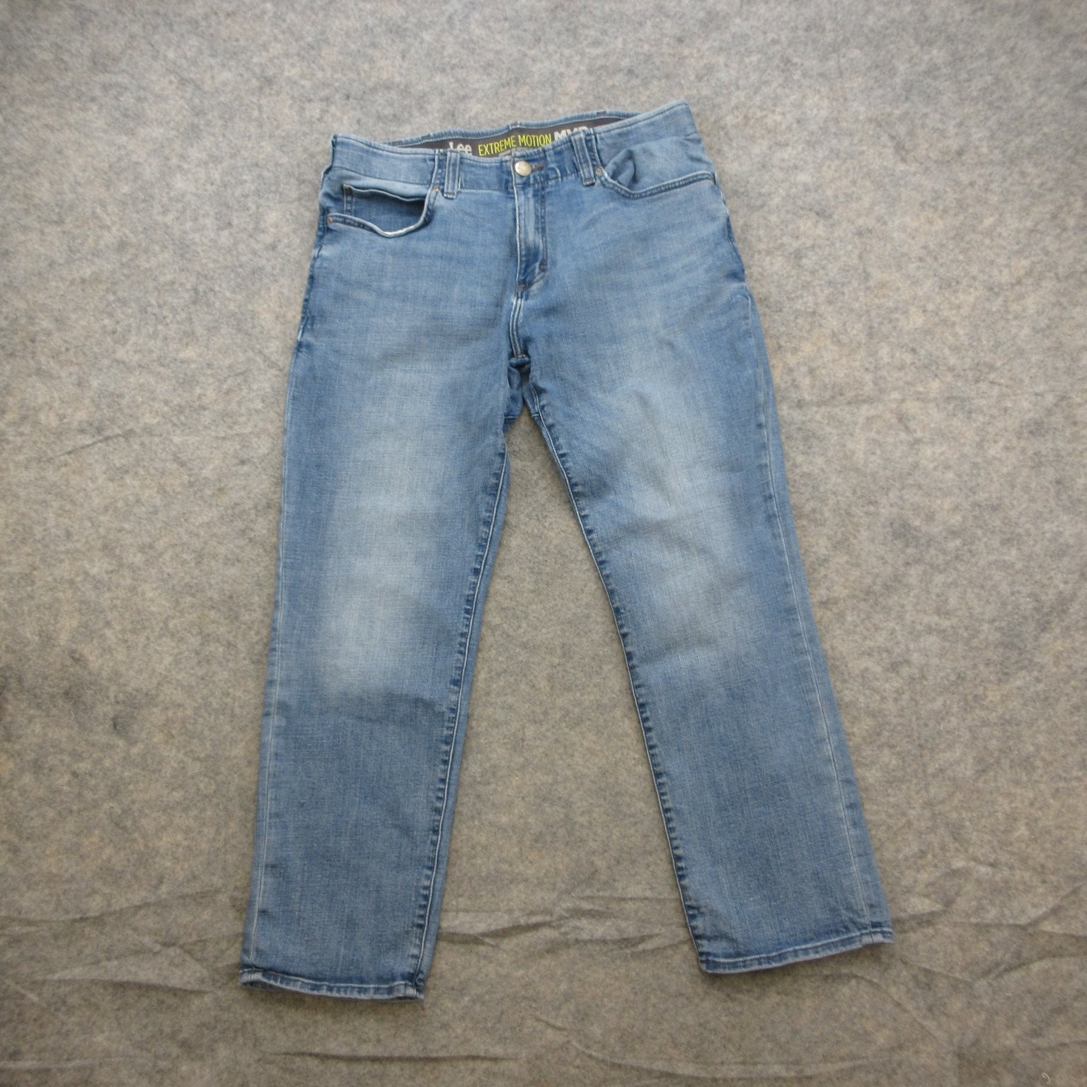 Lee Men’s Extreme Motion Straight Tapered Jeans Light Wash 36×29 Stretch Denim