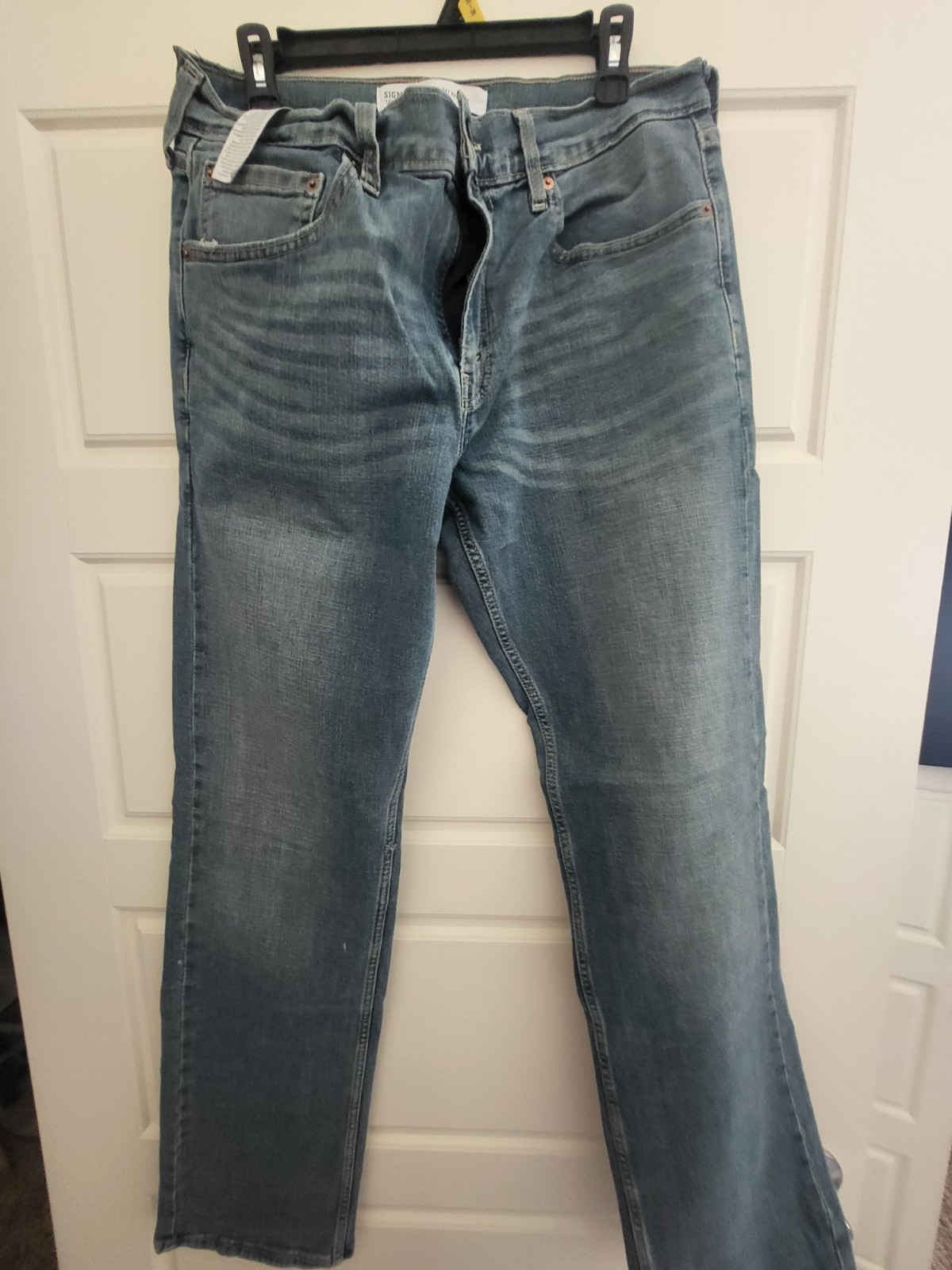 Signature by Levi Strauss & Co. Medium Wash Blue Denim Relaxed Fit Jeans Zip