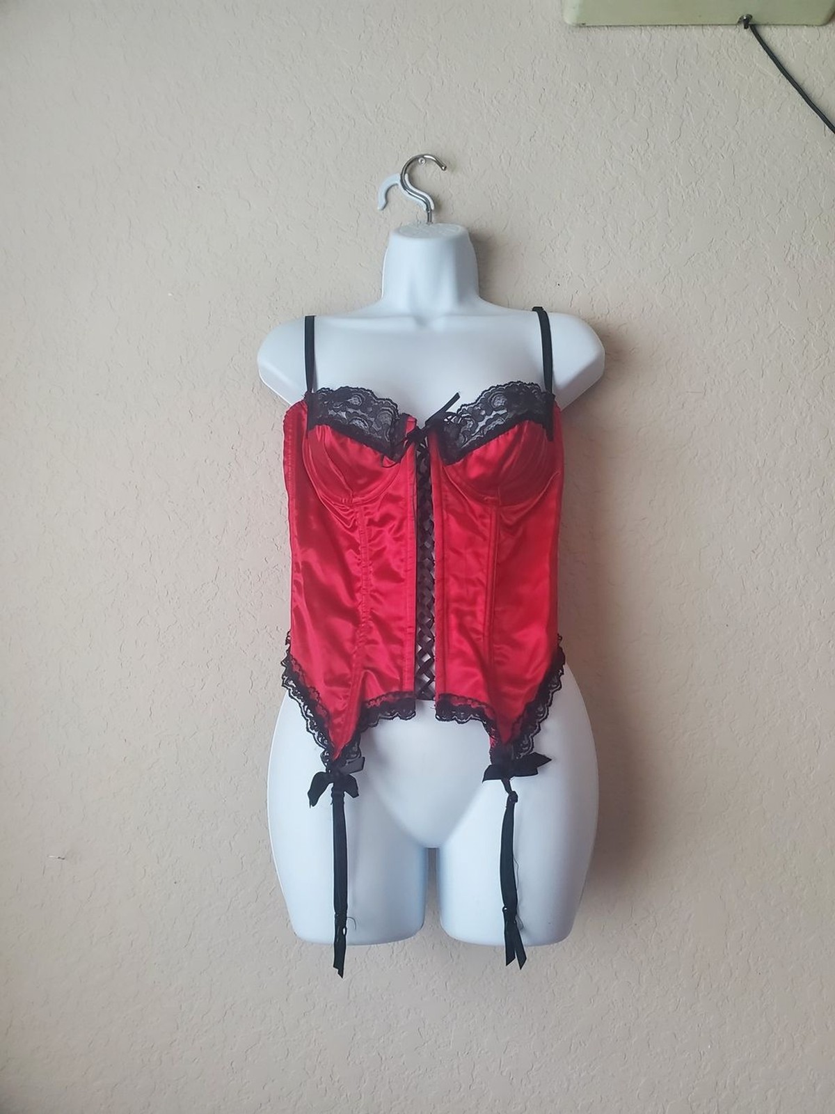Frederick’s of Hollywood Red Satin Lace Bustier Corset Size 38 Garter Straps