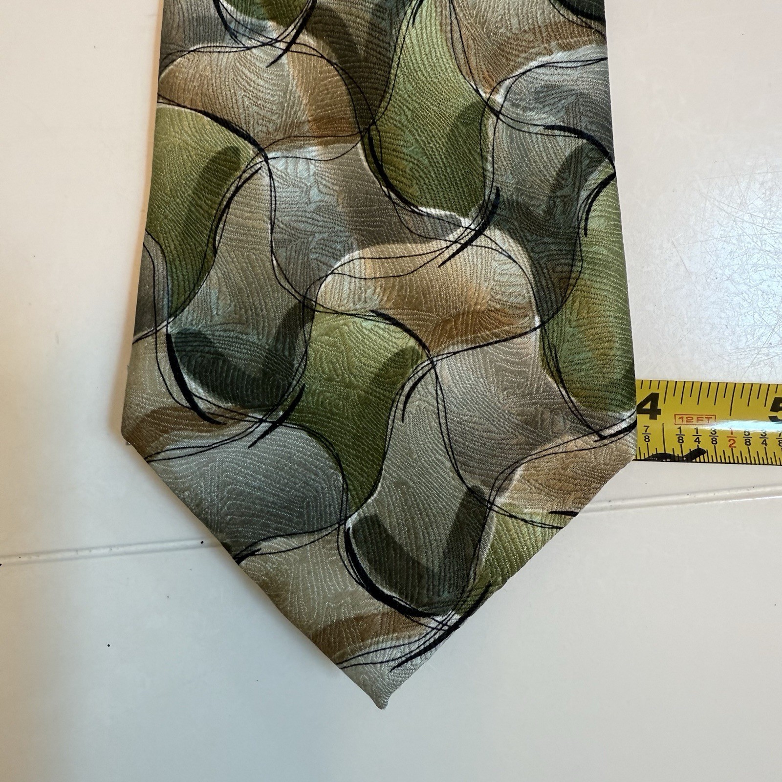 J. Garcia Tie, 100% Silk, Green Pattern, 59” Long, 3 3/4” Wide, Excellent Cond!