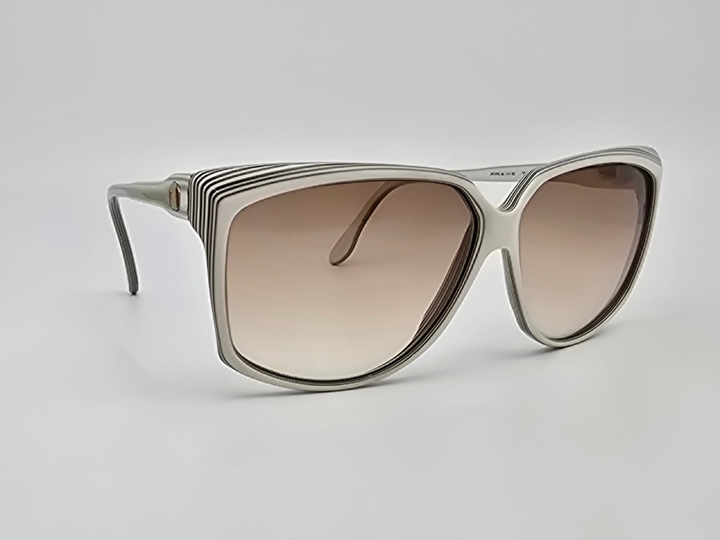 Anne Klein 3000 680 White Frame Light Brown Gradient Lens Sunglasses w Case Itay