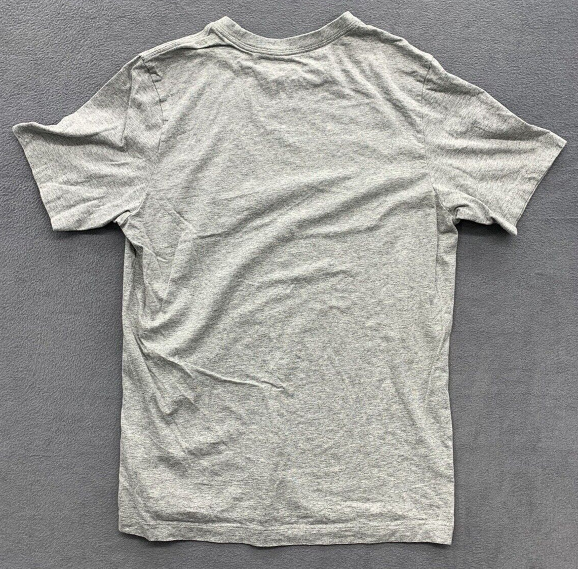 The Nike Tee Graphic T-Shirt Men’s Medium Gray Logo Swoosh Crew Neck AR5006-063