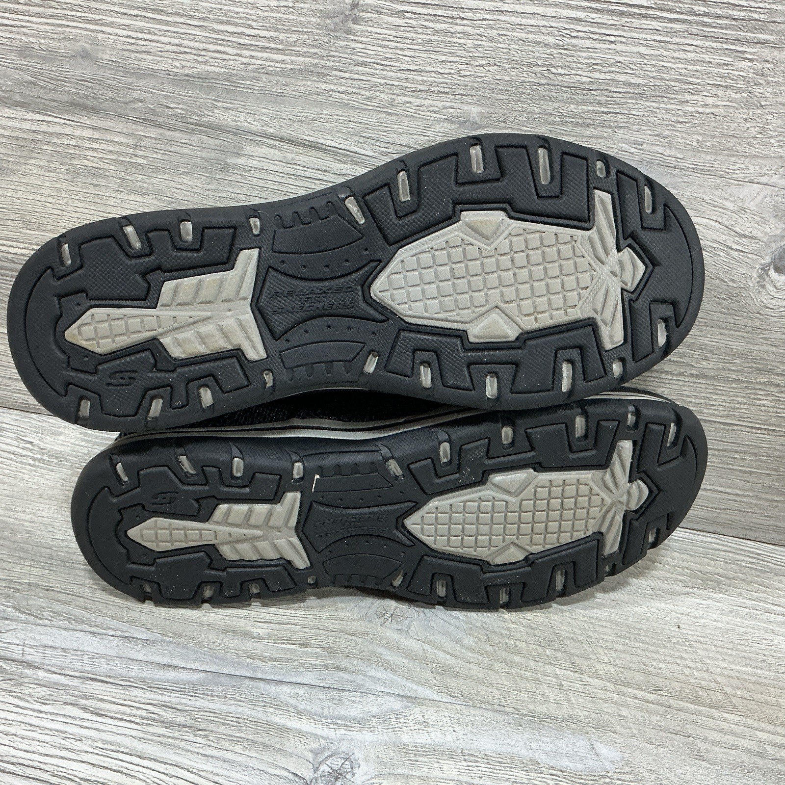 Skechers Relaxed Fit Arago Shoes Mens Size 9.5 Black Grey Fabric Slip On 204000