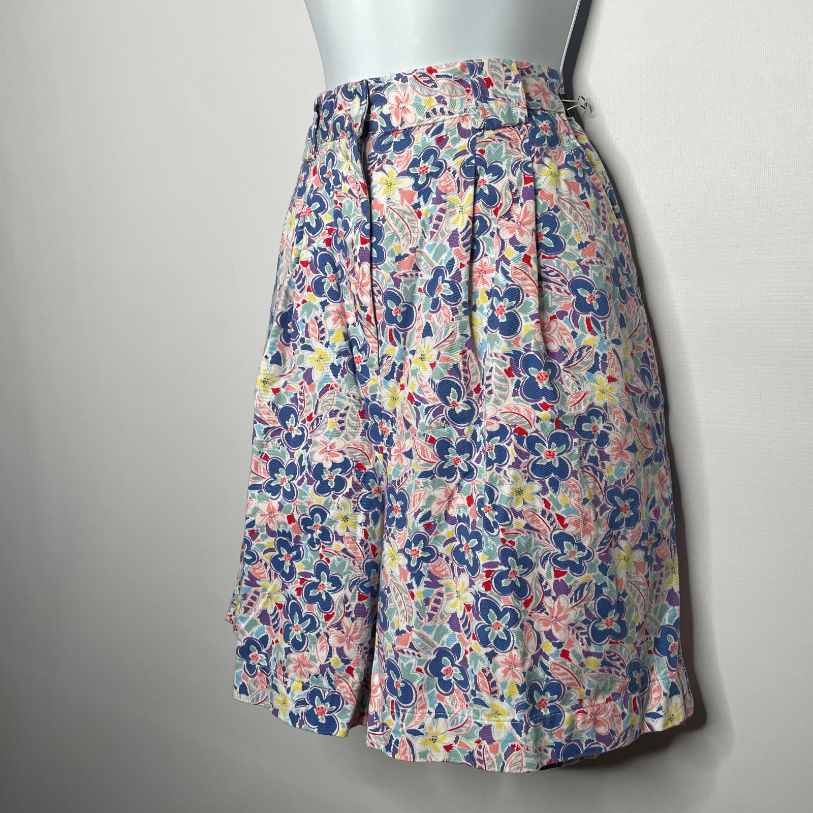 Vintage 80s LA MODE Mom Shorts Size 10 Floral Denim High Waist Pleat Front