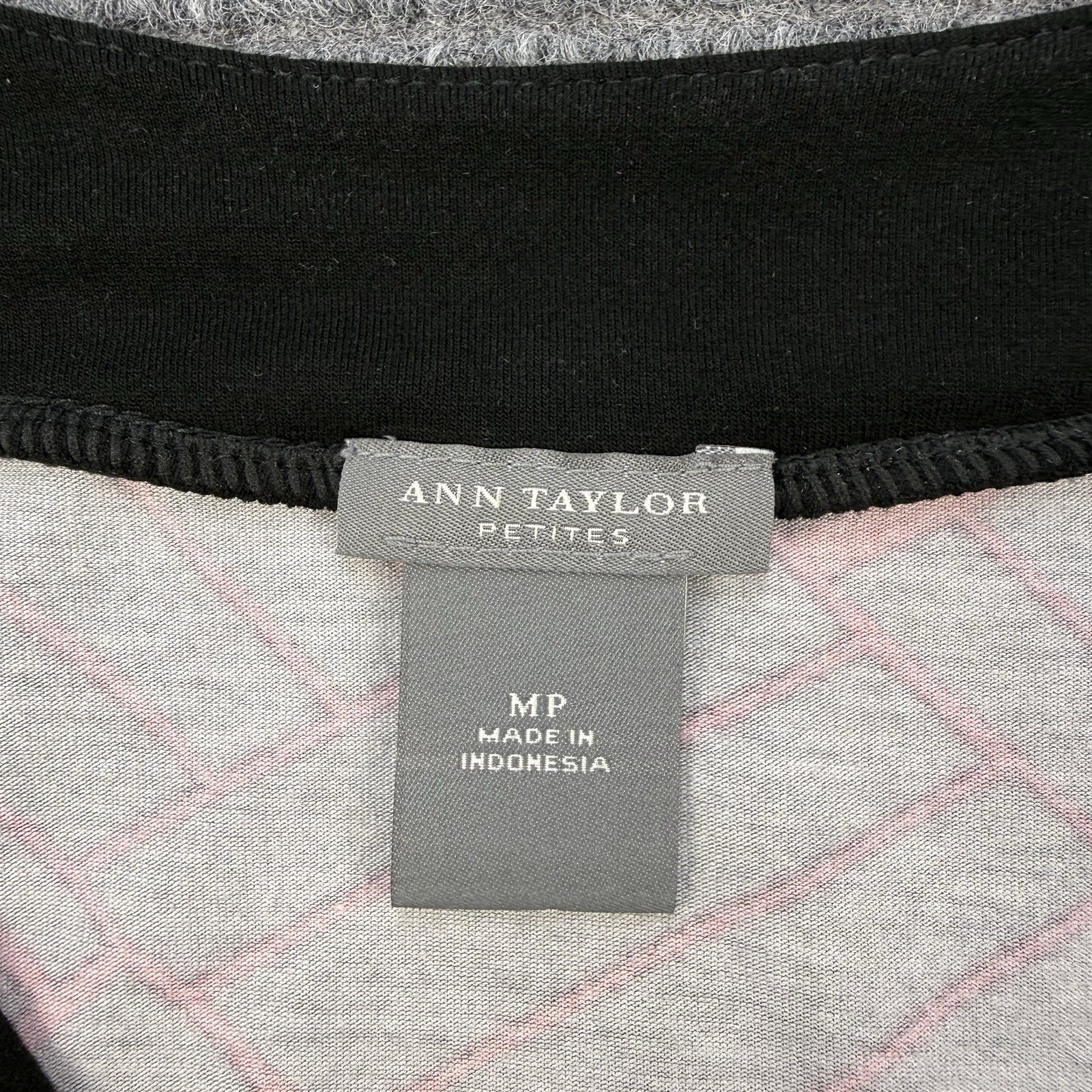 Ann Taylor Petite Medium V Neck Top Black Red Print Short Sleeve Stretch