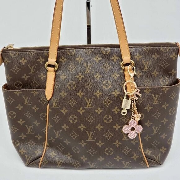LV Authentic Gold Lock & Key 🔑 Luxury Bag Charm w/ Unbranded Flower Keychain