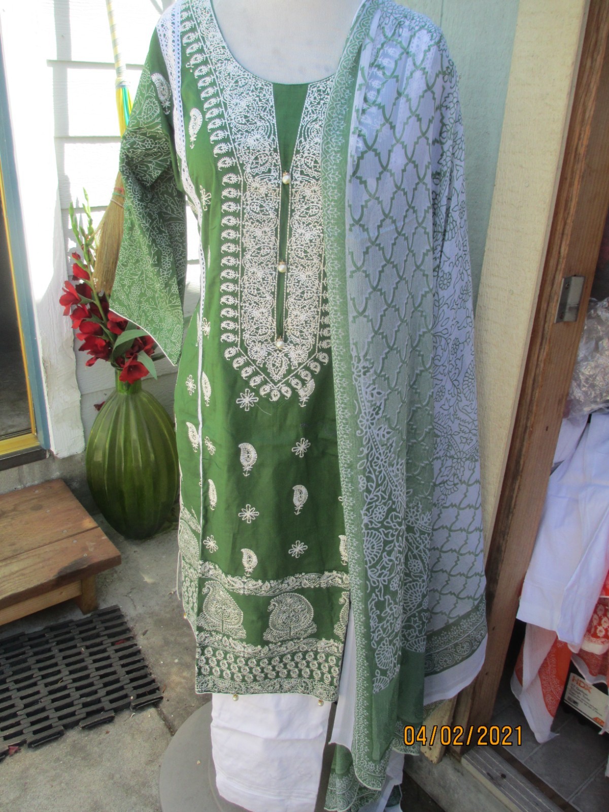 pakistani beautfull emboridery lawn cotton pant kameez size M bust 40