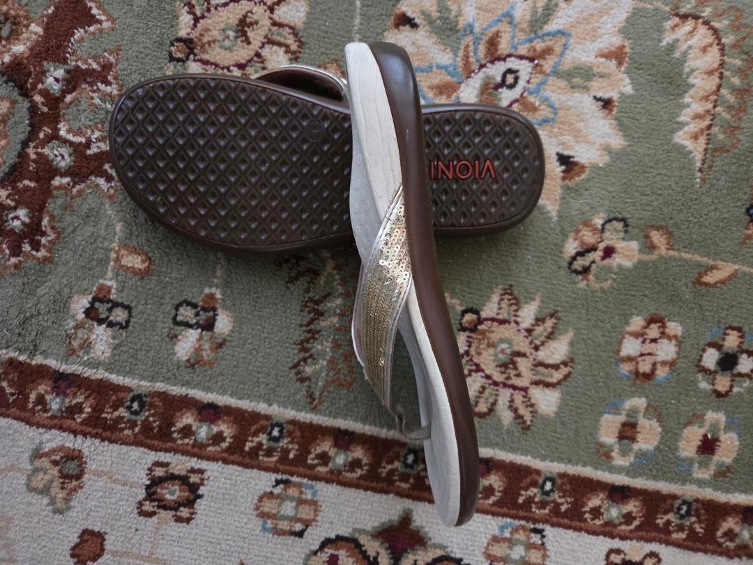VIONIC TIDE FLIP FLOP,GOLD, SIZE 7