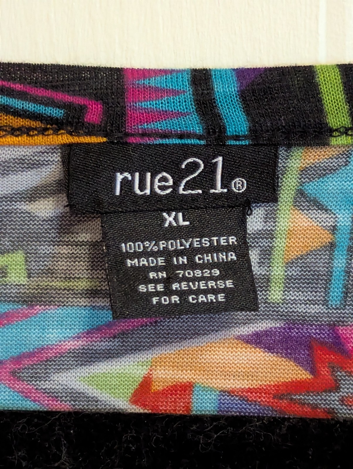 rue21 Women’s XL Geometric Multicolor Scoop Neck Short Sleeve Knit Top Polyester
