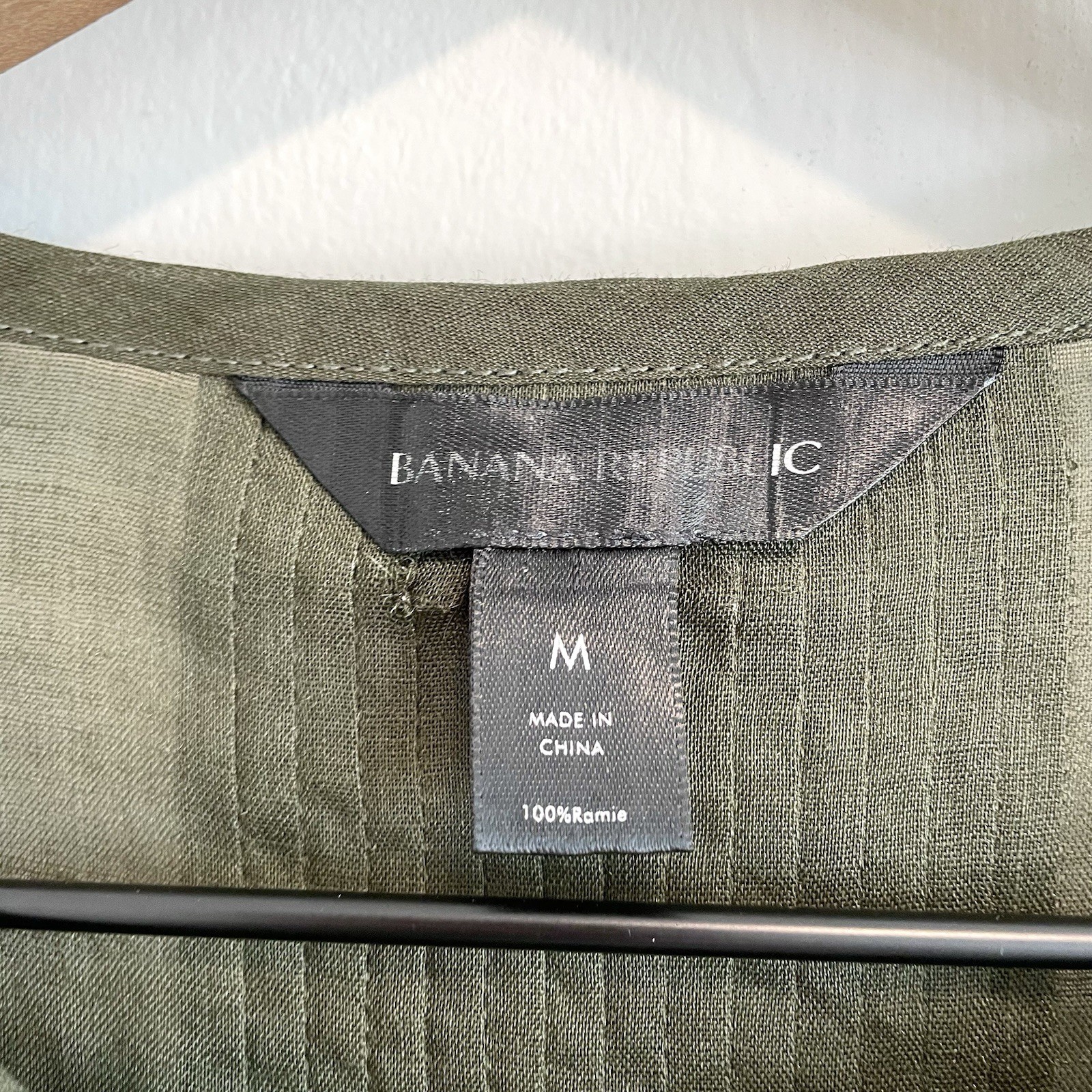Banana Republic Women’s M 100% Ramie Semi Sheer Pintuck Top Olive Green