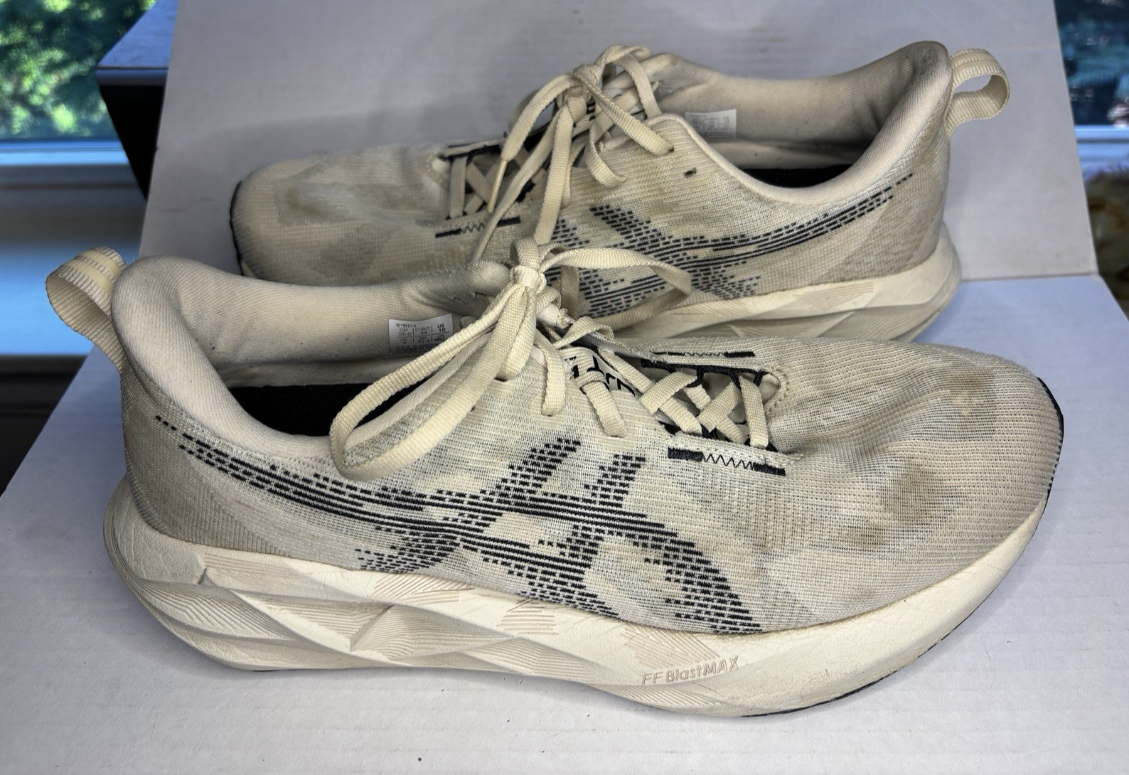 ASICS Novablast 5 Mens 10 US Oatmeal Black Athletic Running Shoes 1011B974