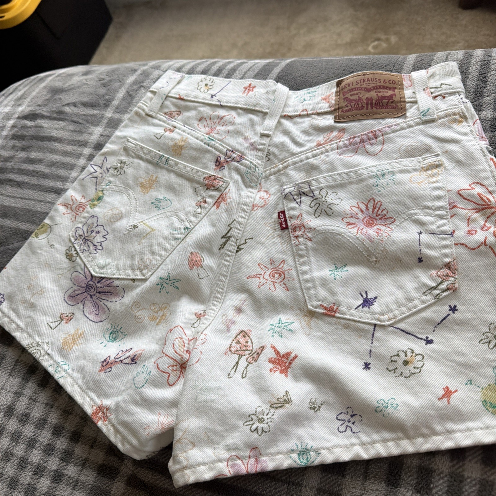Levis High Waisted Mom Shorts 32 Cream Doodle Print Mushroom UFO Floral Denim