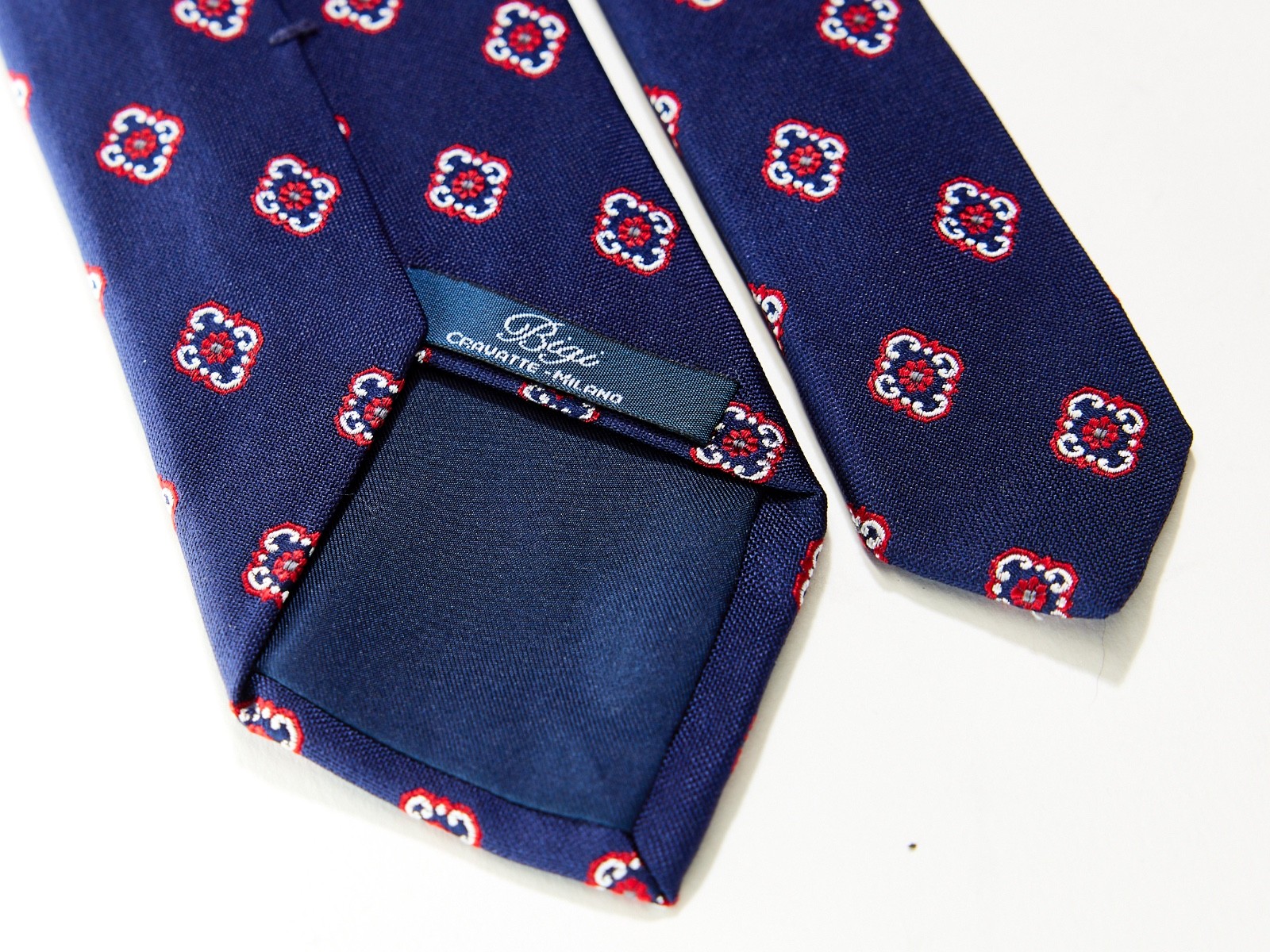 BIGI CRAVATTE Men’s 100% Silk Tie BLUE w/ RED MEDALLIONS 59″ x 3.25″ USED T22