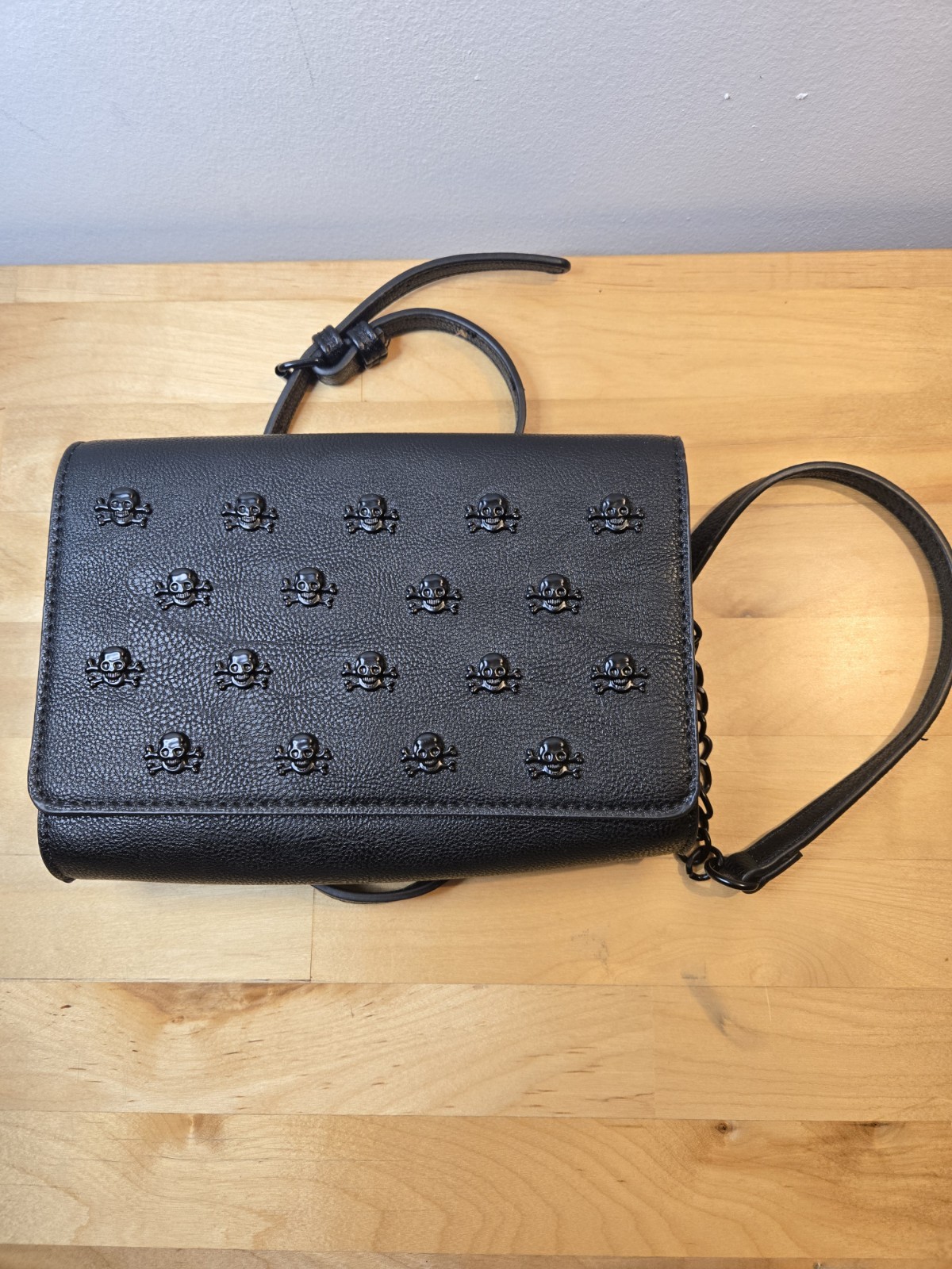 Betsey Johnson XOSybil Crossbody Shoulder Clutch Black w/Skull Studs – Used Once